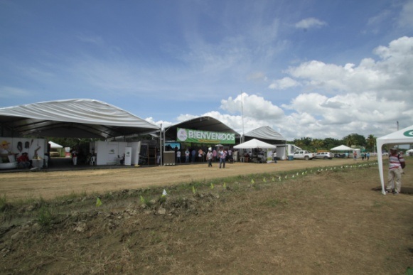Evento comunitario al aire libre en Achí, con carpas de bienvenida, dentro del Plan de Gestión Ambiental y Territorial