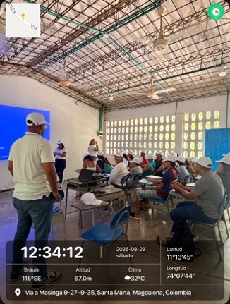 Taller teórico-práctico de agroecología con participantes campesinos sentados en un salón