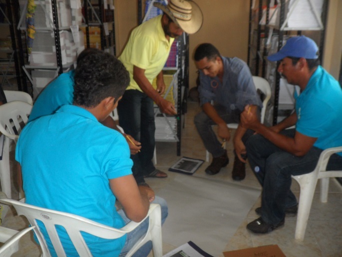Reunión técnica interna de AGRODASIN en bodega de insumos, primeros proyectos de la organización